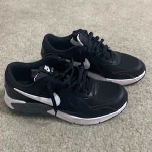Excellent condition, Nike air max big kids size  4 shoes
